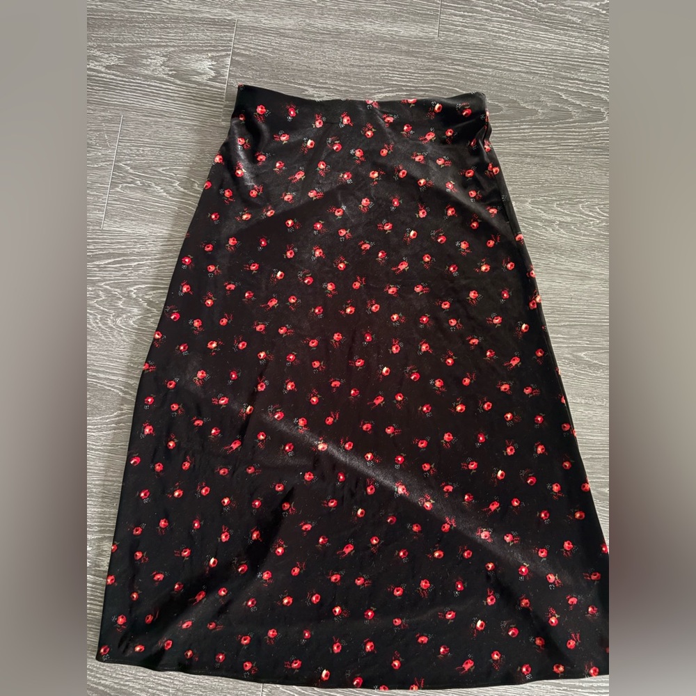 LOFT Black and Red Floral Velvet Elastic Waist MIDI  Skirt Size Small